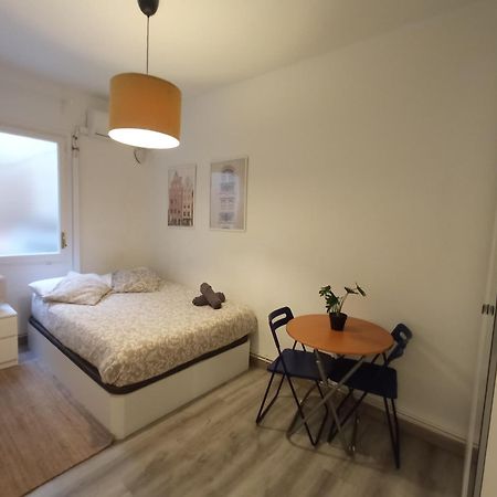 Private Rooms On Tamarit Street Barcelona Eksteriør bilde
